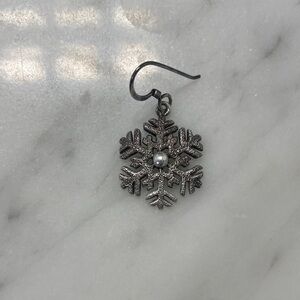 Elegant Silver Snowflake Earring (only 1 but it would make a cool necklace…?).